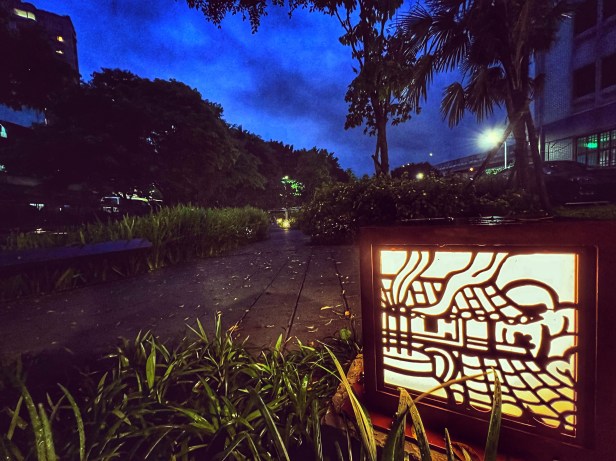 學生以頂溪福德宮故事為藍本創作剪紙作品